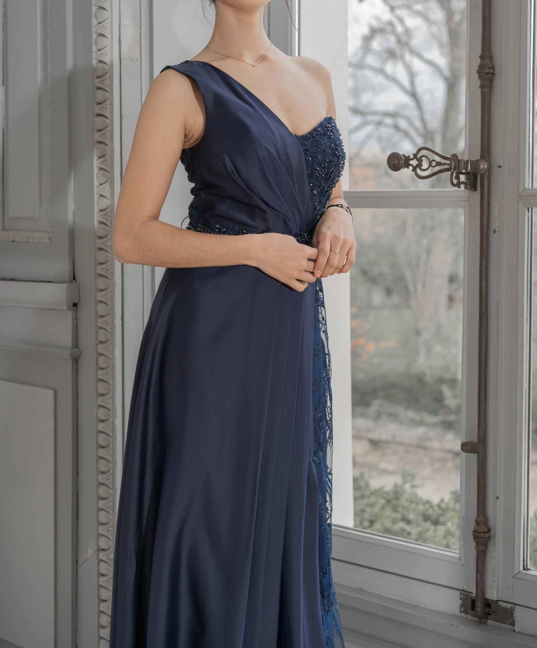 Robe de soirée asymétrique drapée avec traîne – Image 6