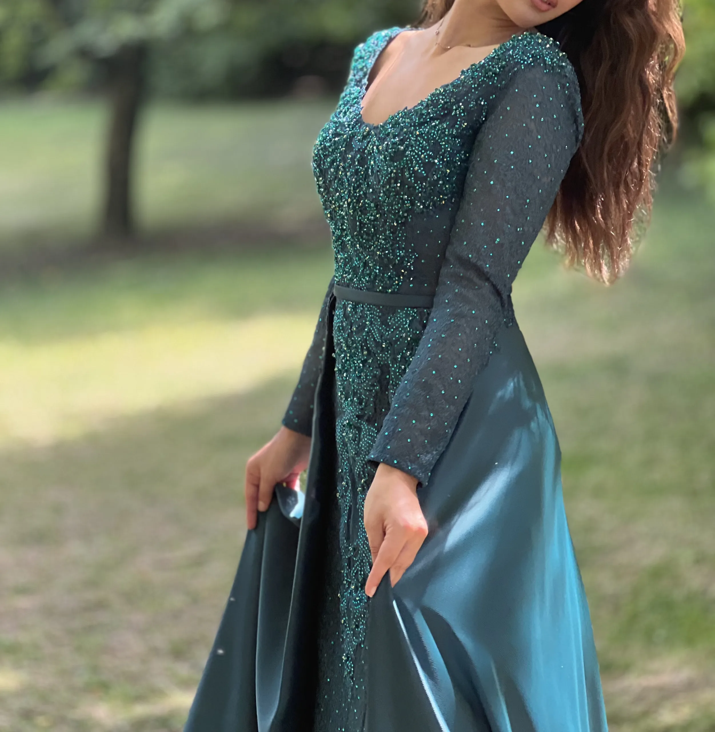 Robe de Soirée Sirène Brodée sur-jupe – Éclat Perlé, Dentelle et Élégance Sensuelle – Image 3