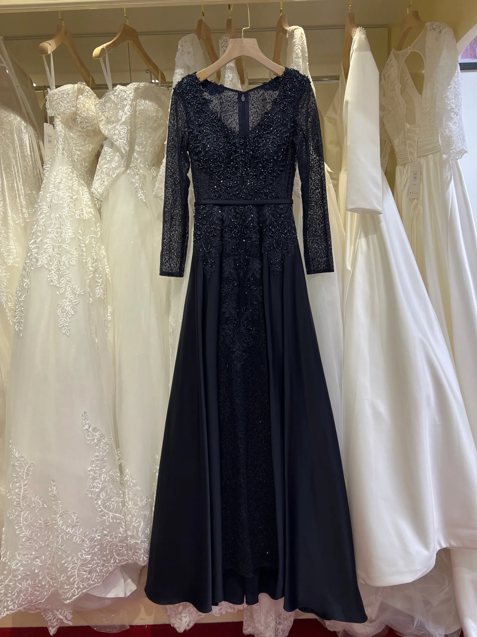 Robe de Soirée Sirène Brodée sur-jupe – Éclat Perlé, Dentelle et Élégance Sensuelle – Image 4