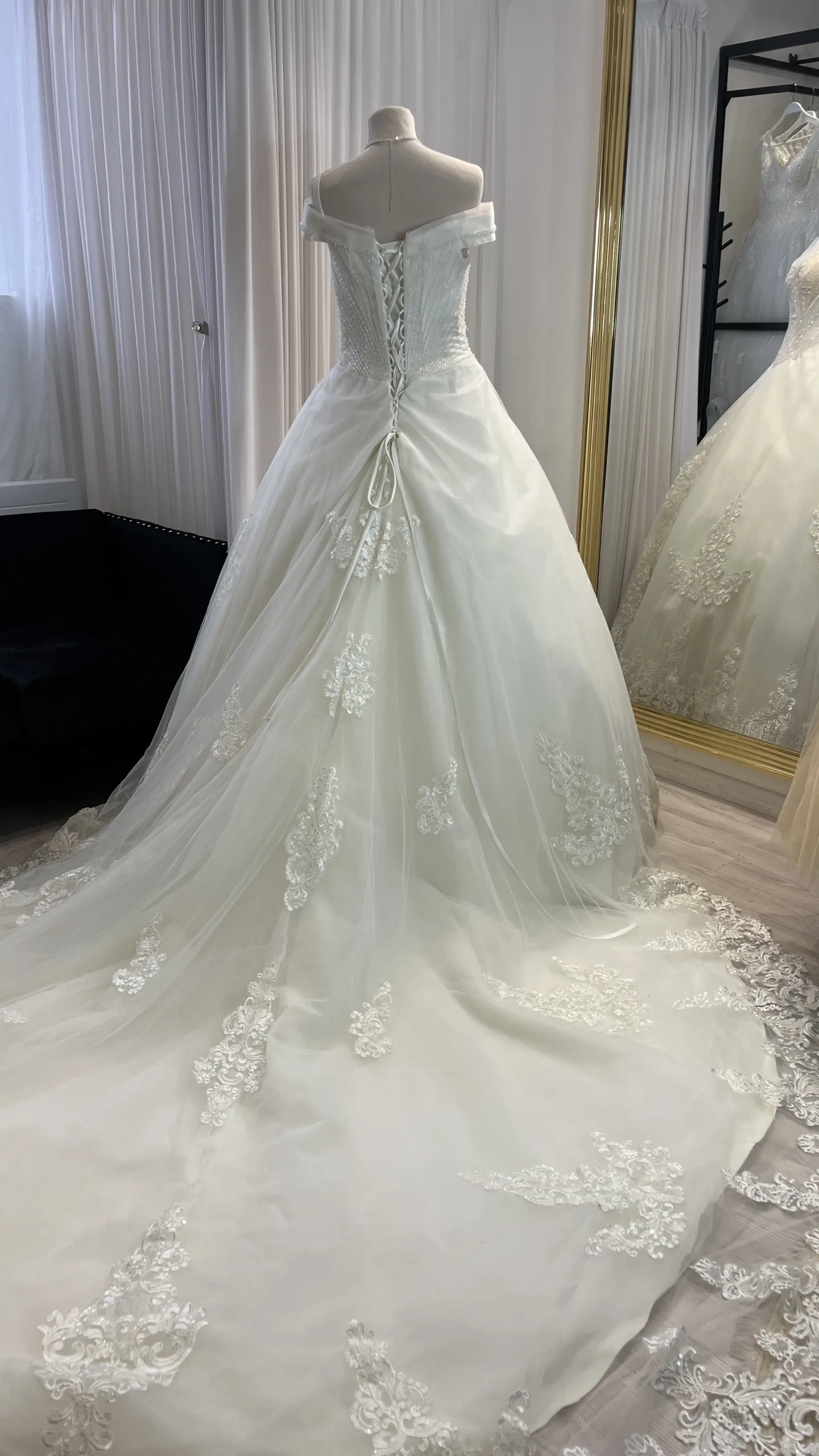 Robe de mariée bustier tombant en perles et dentelle – Charme royal avec traîne brodée