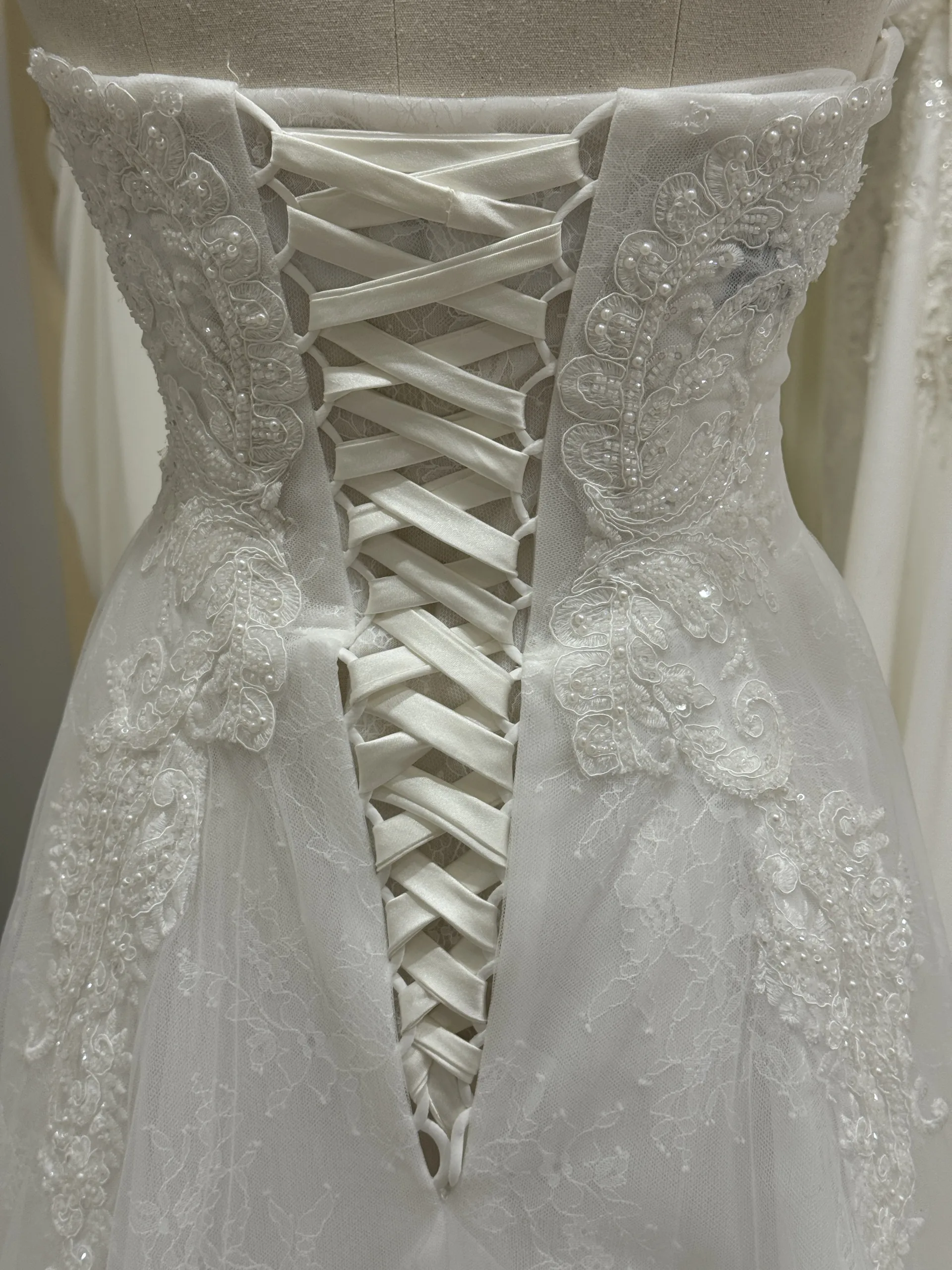 Élégante Robe de mariée 2-en-1 à bustier et manches bateau – Image 5