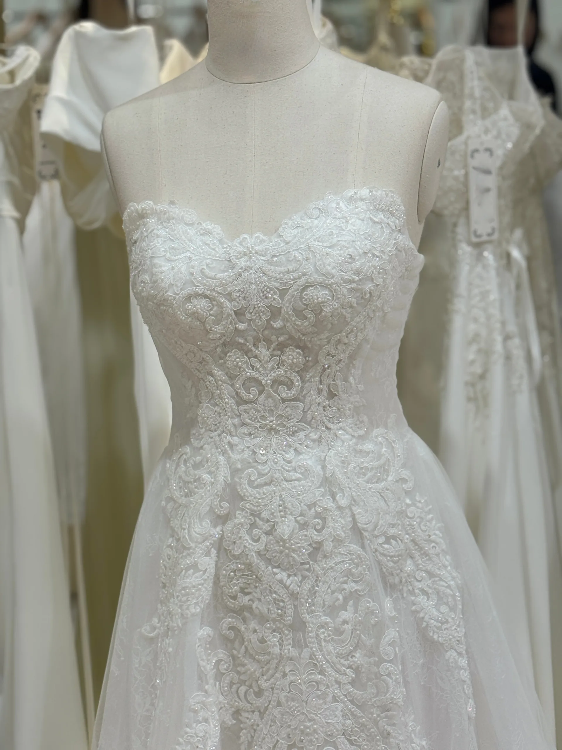 Élégante Robe de mariée 2-en-1 à bustier et manches bateau – Image 3