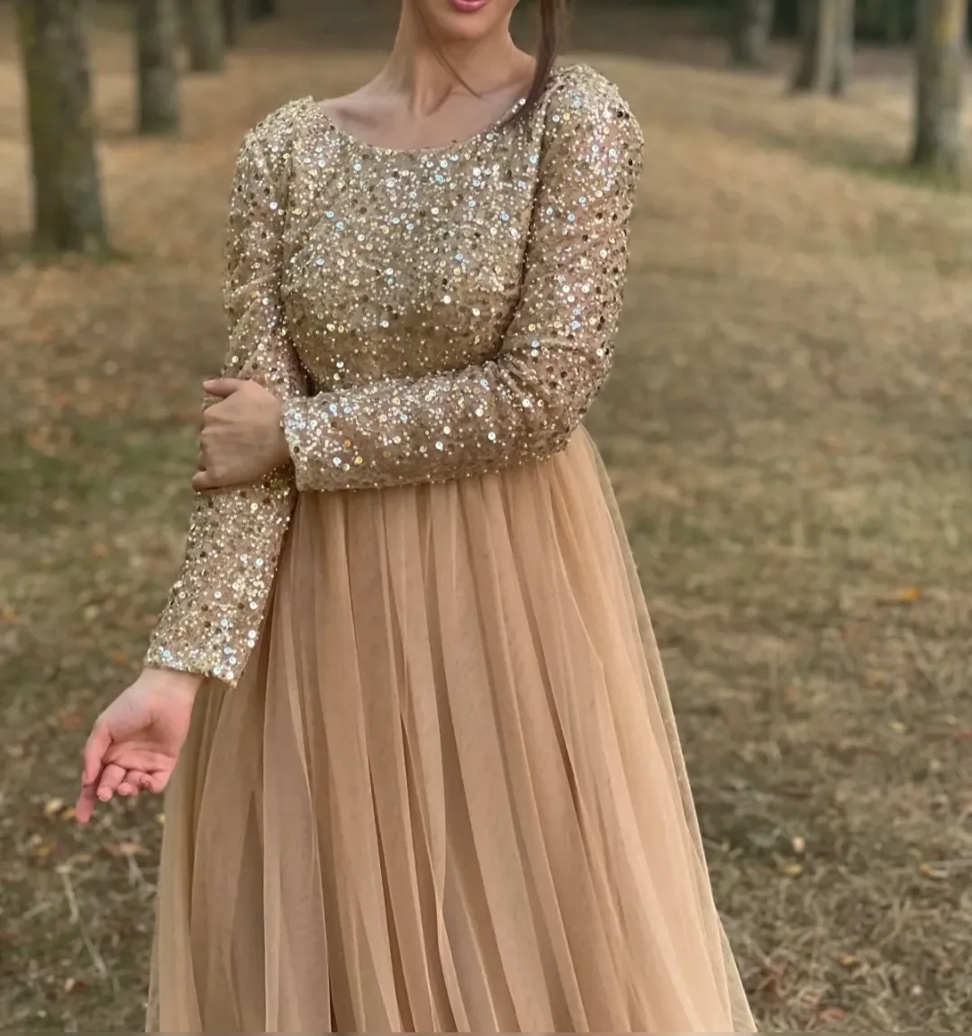 Robe longue scintillante en tulle plissé et bustier à paillettes – Image 5