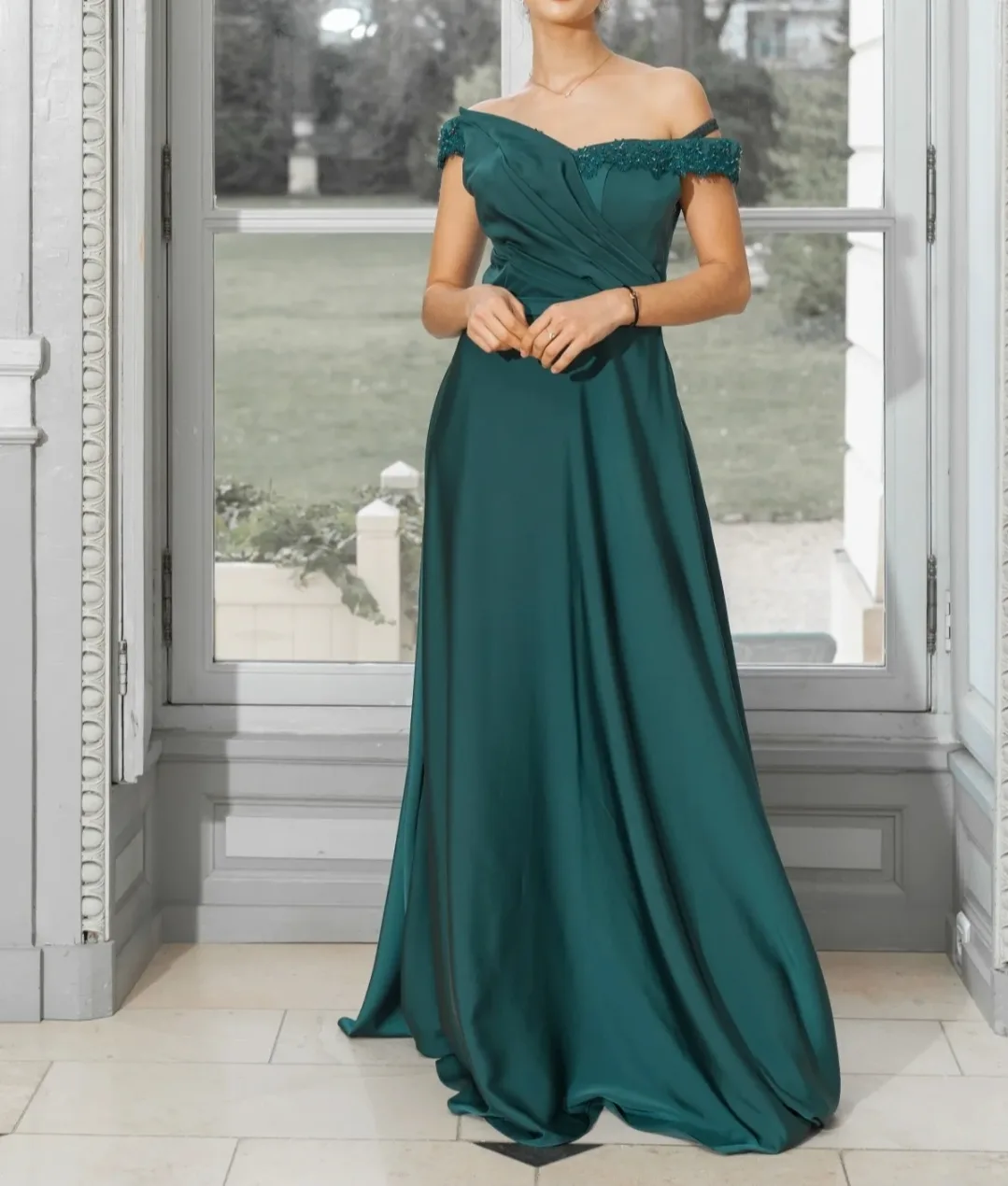 Robe de soirée longue fluide à épaules dénudées avec détails en dentelle – Image 4