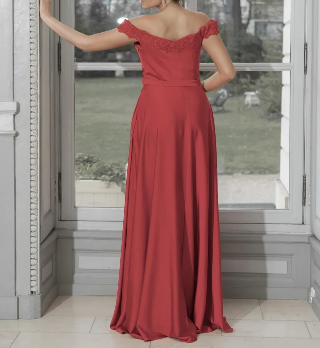 Robe de soirée longue fluide à épaules dénudées avec détails en dentelle – Image 3