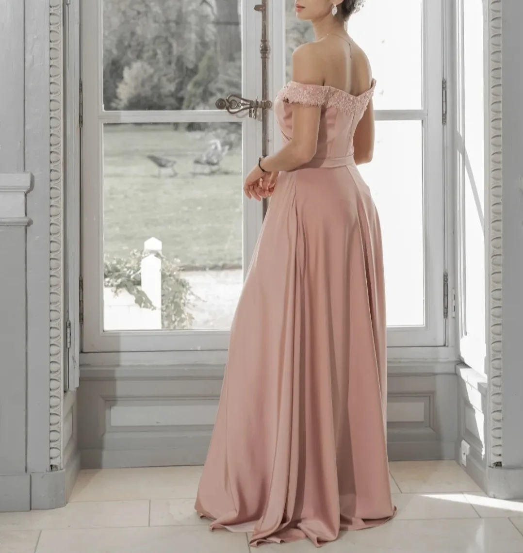 Robe de soirée longue fluide à épaules dénudées avec détails en dentelle – Image 2