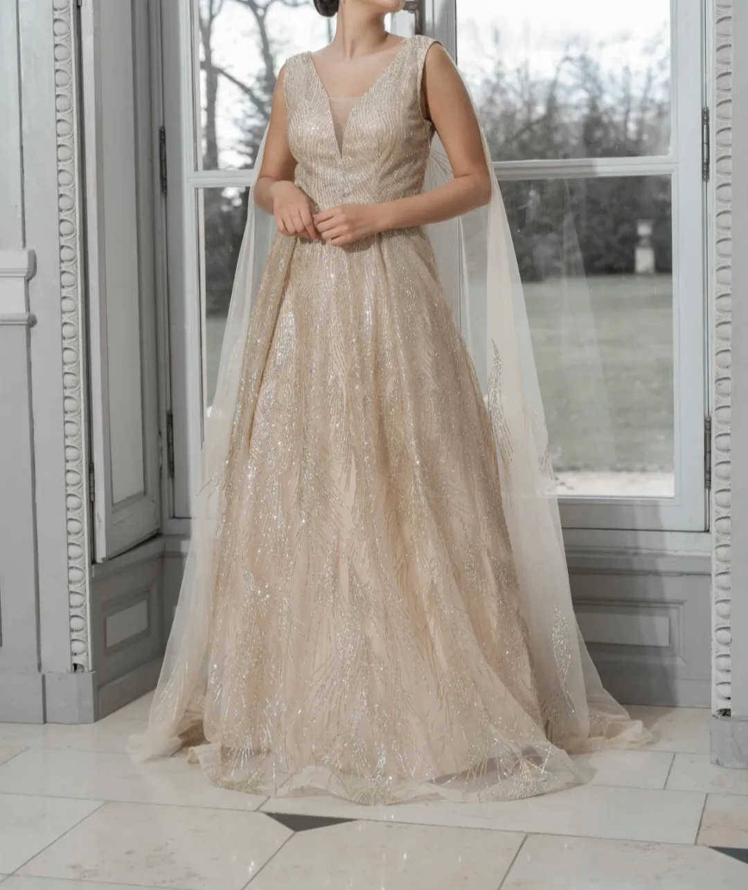Robe longue de soirée élégante avec effet scintillant et décolleté V – Image 6