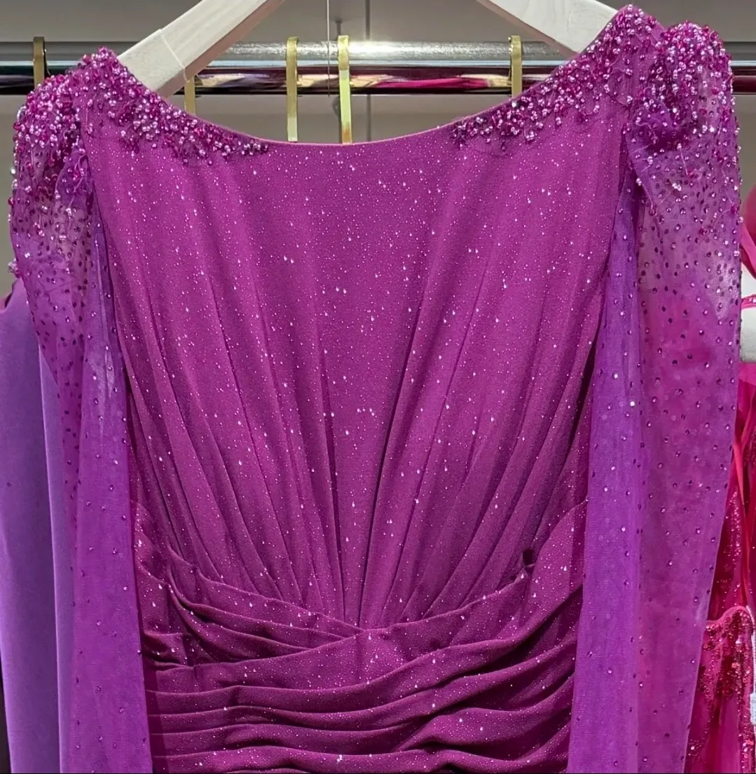 Robe de soirée longue élégante avec manches fluides et drapé raffiné – Image 2