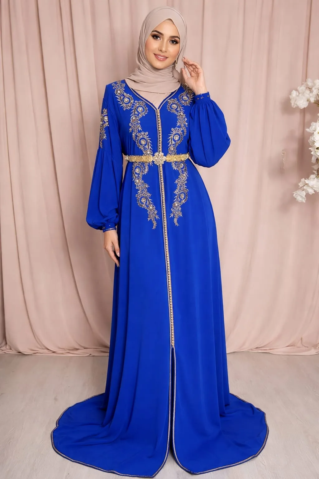 caftan bleu roi avec manches bouffantes