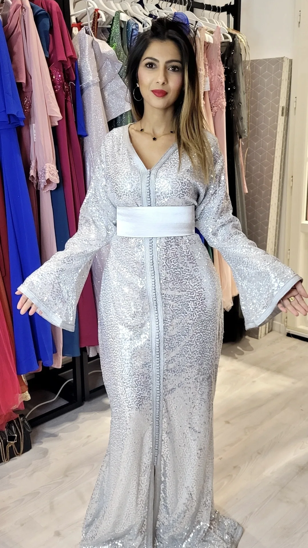 caftan gris à sequins