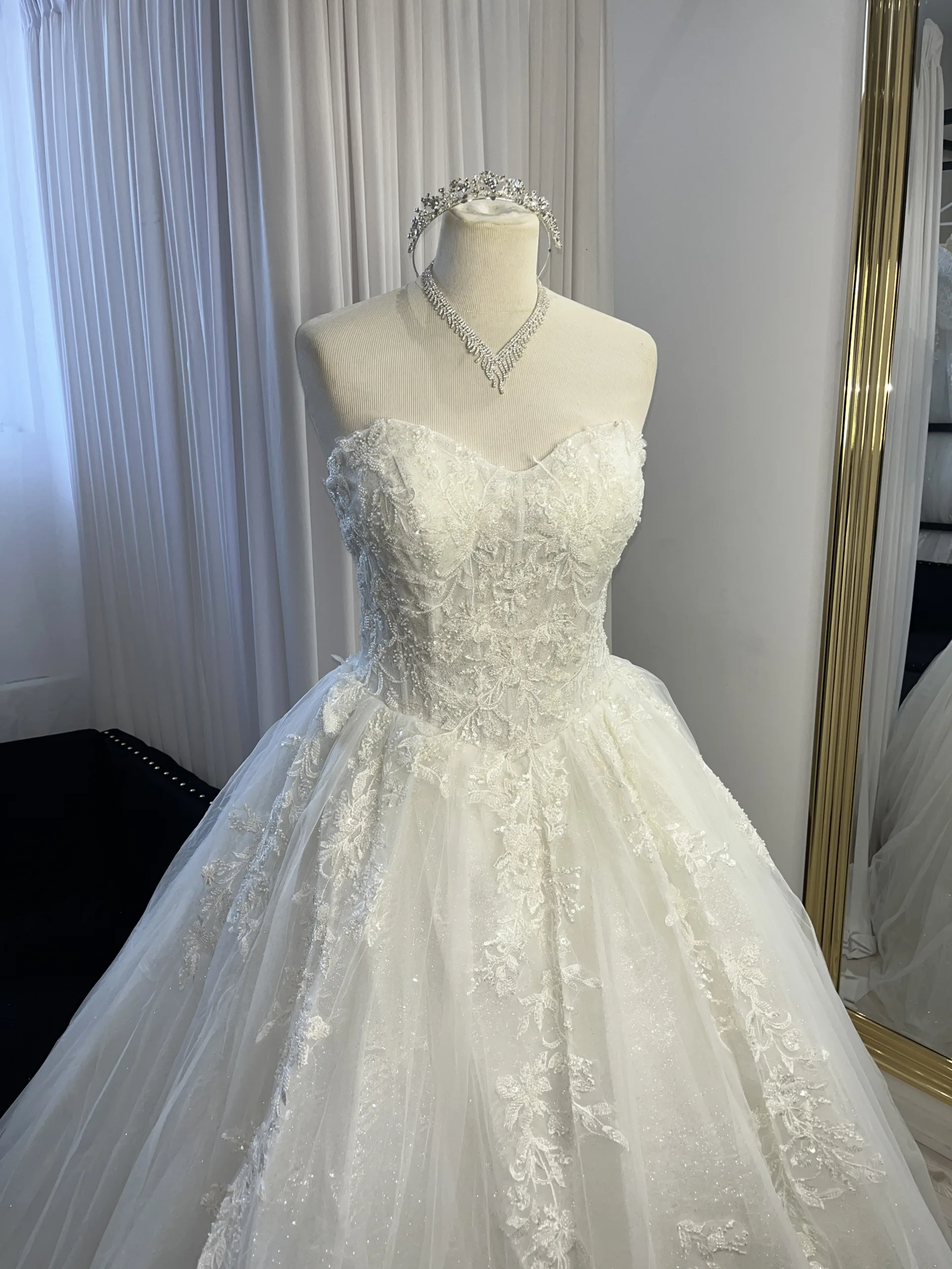 robe de mariée bustier paillettes et dentelles