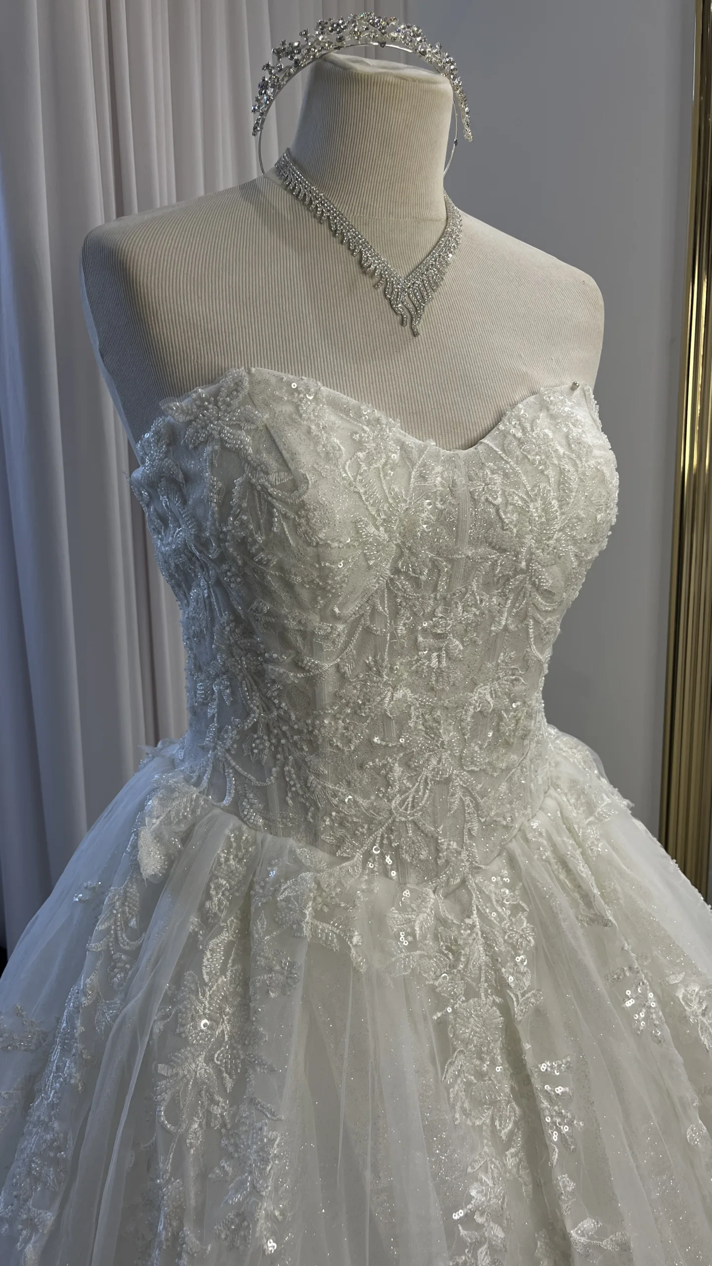Robe de Mariée Princesse Bustier en Dentelle Perlée et Paillettes – Corset en Pointe, Jupe Volumineuse en Tulle – Image 2